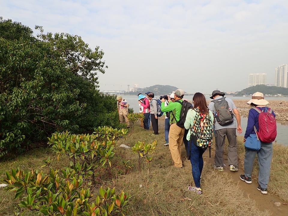 The Sustainable Lantau Office organised workshops and guided tours under the “Biodiversity Festival 2018” to promote the importance of conservation of Lantau through the production of handicrafts and guided tours at Tung Chung River.